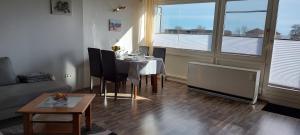 a living room with a table and a couch at Ferienwohnung Meerblick in Wangerland