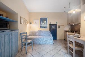 a room with a kitchen with a bed and a table at Ca Lindaria in Bonassola