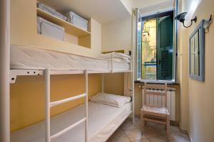 a room with two bunk beds and a window at Ca Lindaria in Bonassola