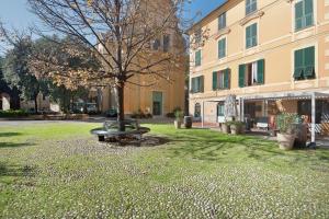 a tree in a park next to a building at Ca Lindaria in Bonassola
