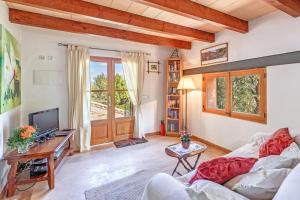 a living room with a couch and a tv at Casa Catalina in Sóller