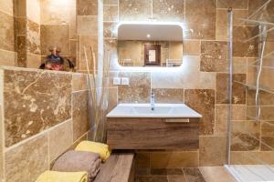 a bathroom with a sink and a mirror at Plaisir des pierres in Rivesaltes