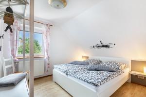 a bedroom with a bed and a window at Ferienhaus Dohle in Vollerwiek