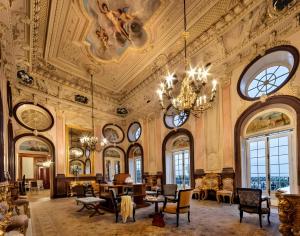 a large room with a ceiling with a chandelier at Estoi Heritage in Estói
