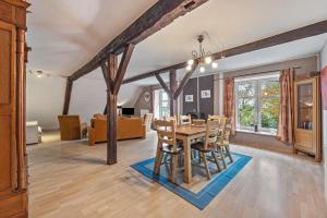a dining room and living room with a table and chairs at De Olle Uhlhoff in Barlt