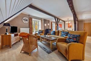 a living room with a couch and a table at De Olle Uhlhoff in Barlt