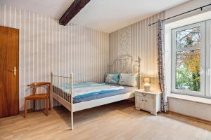 a bedroom with a bed and a window at De Olle Uhlhoff in Barlt