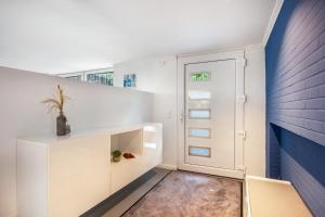 a room with a white shelf and a door at Meerlust Travemünde in Travemünde