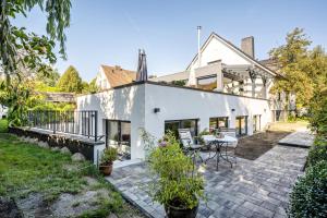 a home with a patio with a table and chairs at Meerlust Travemünde in Travemünde