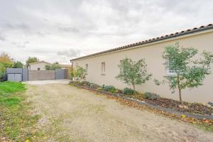 a house with a driveway in front of it at L'instant fleuri in Saint-Hippolyte