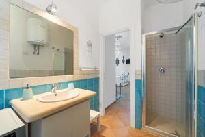 a bathroom with a sink and a shower at Kai Mālie Villasimius in Villasimius