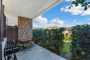 a patio with a table and chairs on a balcony at Kai Mālie Villasimius in Villasimius