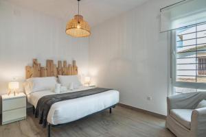 a bedroom with a bed with a wooden headboard at Villa Isla del Moral in Isla del Moral
