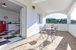 a kitchen and dining room with a table and chairs at New and Vintage Villa - Anni 50' in Alghero