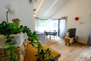 a living room with a table with a tv and a table sidx sidx at Ferienwohnung Schwarzwald Penthus in Kappelrodeck