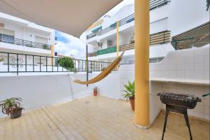 a balcony with a hammock in a building at Casa Cláudia - Centro Histórico in Lagos