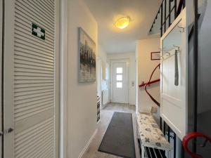 a hallway with a door and a rug at Ferienhaus Sweethome - mit Garten in Bad Sachsa
