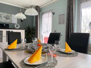 a dining room table with yellow party hats on it at Ferienhaus Sweethome - mit Garten in Bad Sachsa