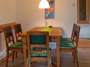 a dining room table and chairs with a yellow and green napkin at Ferienwohnung am Lerchenweg in Möhnesee