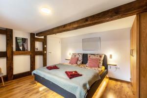 a bedroom with a large bed in a room at Ferienhaus Mittendrin in Jesberg