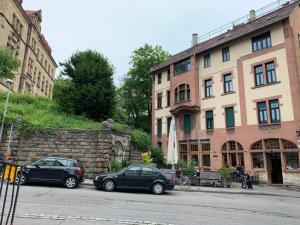 two cars parked in front of a building at Ferienzimmer Tübingen in Tübingen