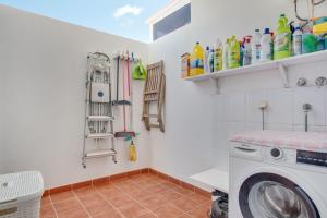 a laundry room with a washing machine at Casa Rosa in Yaiza