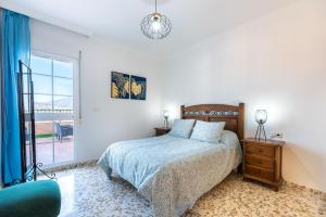 a bedroom with a bed and a window at Villa Cañete in Benamocarra
