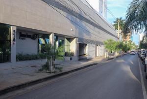 a street with a building on the side of the road at LRFlat - Ambiente climatizado, moderno, confortável e próximo a tudo! in Montes Claros