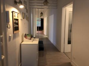 a room with a hallway with a white counter and a hallway sidx sidx at Ferienzimmer Tübingen in Tübingen