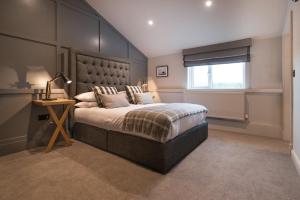 um quarto com uma cama grande e uma janela em Forest em Burnley