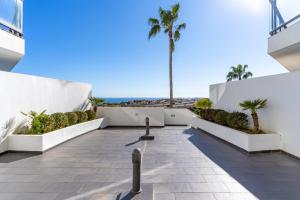 a view from the roof of a building with palm trees at Hollywood A111 in Mijas Costa