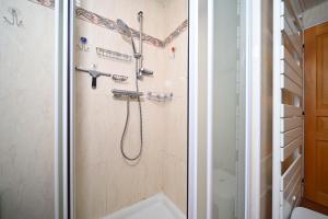 a bathroom with a shower and a toilet at Jolie Maison Vallee D'aure 4étoiles in Pailhac