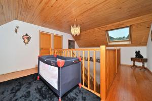 a room with a crib and a ceiling at Jolie Maison Vallee D'aure 4étoiles in Pailhac