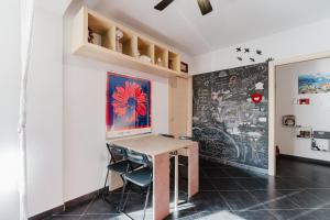 a room with a table and a wall with graffiti at Casa Cuore in Marsala +19 photos