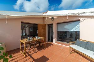 a patio with a table and chairs on a house at Le Giare 2 in La Maddalena