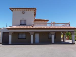 a house with a balcony on top of it at Casa José Romero in Arriate