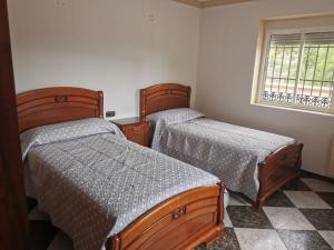 two twin beds in a room with a window at Casa José Romero in Arriate +25 photos