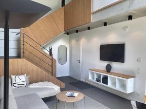 a living room with a couch and a tv at Ferienhaus Schlossterrassen 8a in Pouch