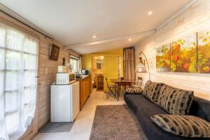 a living room with a couch and a kitchen at Studio avec piscine à Avignon in Avignon
