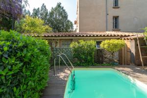 a swimming pool in the yard of a house at Studio avec piscine à Avignon in Avignon