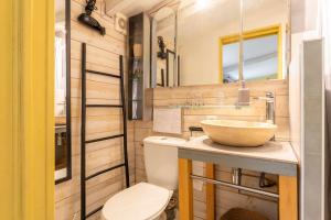 a bathroom with a toilet and a sink at Studio avec piscine à Avignon in Avignon