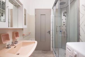 a bathroom with a sink and a shower at Gravedona Holiday - Lake Como in Consiglio di Rumo