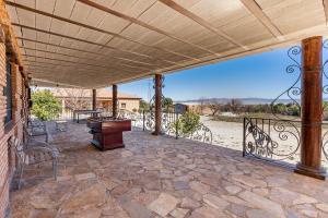 an outdoor patio with a piano and a table at Casa Rural Tesorillo Cat Superior in Cogollos de Guadix