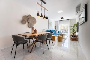 a dining room and living room with a table and chairs at Mirage Mijas centro in Mijas