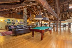 a pool table in the middle of a living room at Cobert de Felip in Gavas