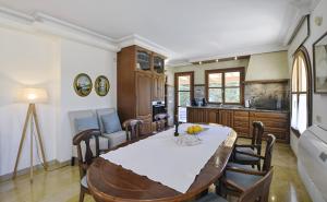 a kitchen and dining room with a table and chairs at Llum in Manacor