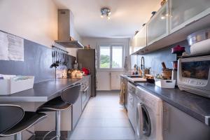 a kitchen with a washer and dryer at Appartement Atypique avec terrasse in Hyères