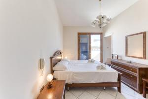 a bedroom with a bed and a dresser and a desk at Rocco 1 in Torre San Giovanni Ugento