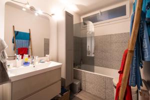 a bathroom with a sink and a toilet and a shower at Appartement Atypique avec terrasse in Hyères +12 photos