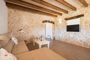 a living room with a couch and a tv at Can Ferrer in Alcudia
